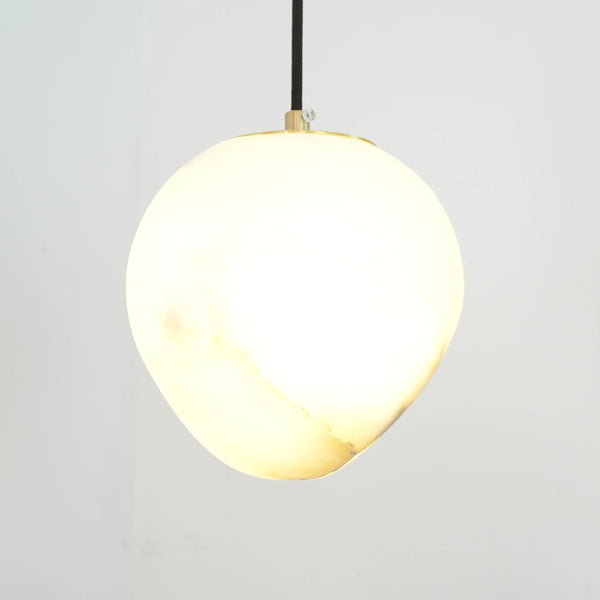 Hand‑Chiseled Galet Alabaster Brass Pendant Lamp – Sculptural Shine