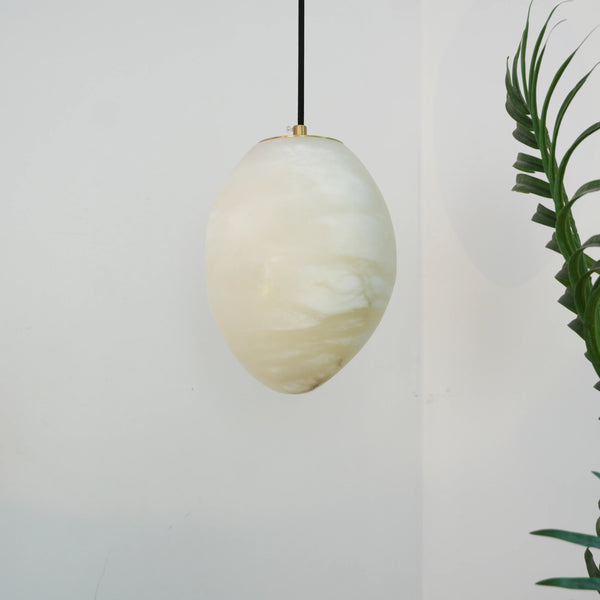 Hand‑Chiseled Galet Alabaster Brass Pendant Lamp – Sculptural Shine