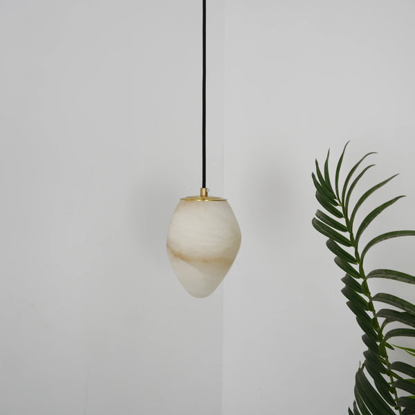 Hand‑Chiseled Galet Alabaster Brass Pendant Lamp – Sculptural Shine