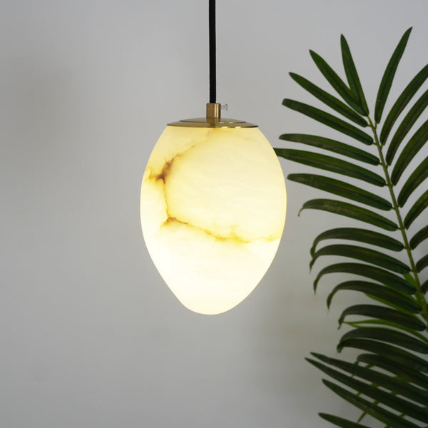 Hand‑Chiseled Galet Alabaster Brass Pendant Lamp – Sculptural Shine